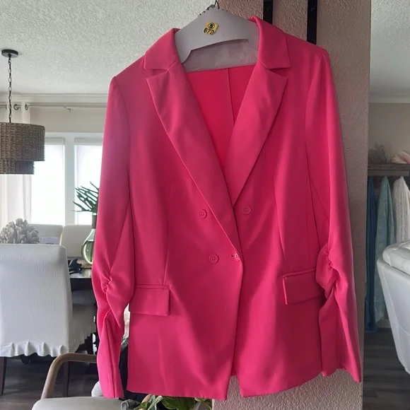 Pink short set. - Picture 3 of 7